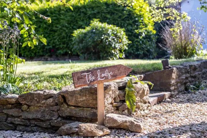 The Lodge - A Tranquil Escape Atworth Εξωτερικό φωτογραφία